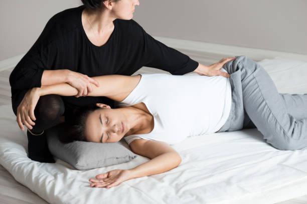 Il trattamento può aiutare ad alleviare il dolore cronico, ridurre la tensione muscolare, migliorare la circolazione del sangue e la funzione degli organi interni, stimolare i sistemi linfatico ed endocrino e favorire il rilassamento profondo.
